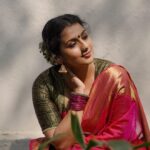 Sruthi Hariharan Instagram - Tadaaaaa ... Blouse by @rajeedesignstudio Jewellery from @mehendistoriesbykiran Styled by @zoha.kabir #sareeloveforever
