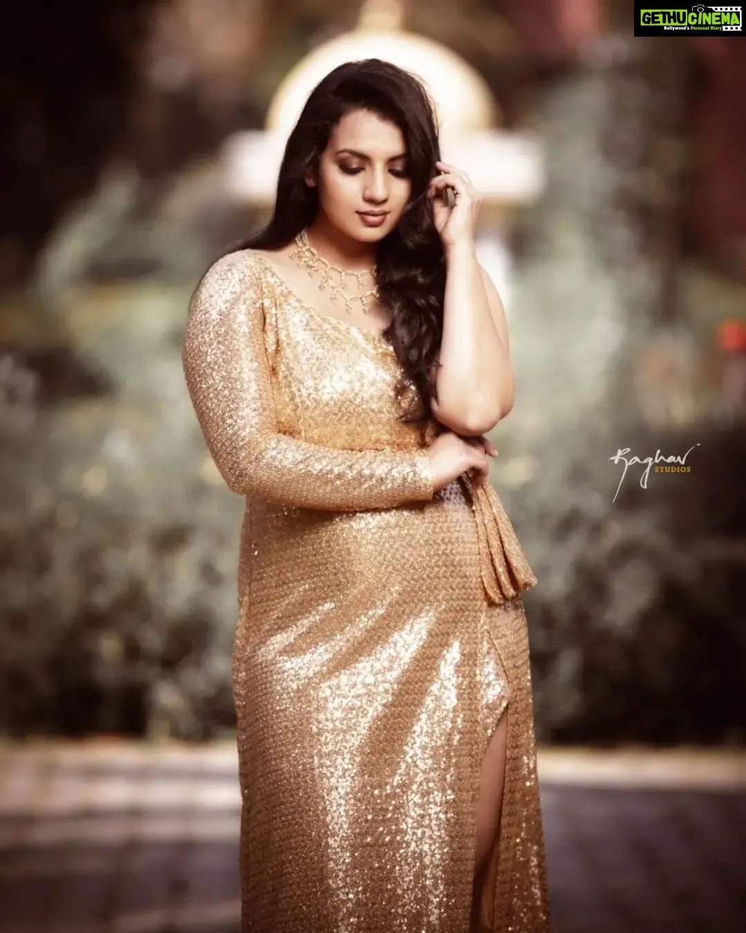 Sruthi Hariharan Instagram - Each of us are different . Each of our stories and experiences are different. And that's what makes us unique. Having said that, post partum my body never managed to get back to what it was.... Working out and trying to get back to some semblance of a fitness routine is an everyday battle . I have a lot of body issues right now and I am sure there are so many of you out there who feel me . If you are one of them who is going through what I am, then here is sending you a virtual hug and telling you that as we try and calm the ghosts in our head, let us not forget to love ourselves and celebrate who we are - in whatever shape or size we maybe. Easier said than done ... but it is important to have that hope and do something about our issues. After all most us are: WORK IN PROGRESS :) Outfit by: @kalasthreebytejaswinikranthi Styled by: @tejukranthi Assistant styling: @khushi_jagadisha Accessories: @themauveunitx Make up: @ekiran00007 Hair: @paramesh_hairstylist Photography by: @raghavstudios