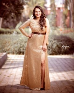 Sruthi Hariharan Instagram - Each of us are different . Each of our stories and experiences are different. And that's what makes us unique. Having said that, post partum my body never managed to get back to what it was.... Working out and trying to get back to some semblance of a fitness routine is an everyday battle . I have a lot of body issues right now and I am sure there are so many of you out there who feel me . If you are one of them who is going through what I am, then here is sending you a virtual hug and telling you that as we try and calm the ghosts in our head, let us not forget to love ourselves and celebrate who we are - in whatever shape or size we maybe. Easier said than done ... but it is important to have that hope and do something about our issues. After all most us are, WORK IN PROGRESS :) Outfit by: @kalasthreebytejaswinikranthi Styled by: @tejukranthi Assistant styling: @khushi_jagadisha Accessories: @themauveunitx Make up: @ekiran00007 Hair: @paramesh_hairstylist Photography by: @raghavstudios