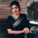 Sshivada Instagram - Just saree vibes🖤🖤🖤 . . . . . Clicked by : @_shutter_magics_ MUA : @meeramax_makeupartist_ Assisted by : @sajeesh_s_0619_make_over Stylist: @kenusjoseph Saree : @mayurika_thefreshfashion Blouse designed by : @rabenda_by_sreelakshmi Jewellery : @adorebypriyanka Video: @the_motomatrix Assistant photographer:@_mr_travelholic_ Location : @udshotels . . . . . #sareelove #blacksaree #blackandwhite #oldisgold #retro #retrostyle #photography #nostalgia #happiness💕 #liveyourlife #loveyourlife #lovewhatyoudo #gramaphone Uday Backwater Resort