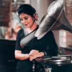 Sshivada Instagram - Just saree vibes🖤🖤🖤 . . . . . Clicked by : @_shutter_magics_ MUA : @meeramax_makeupartist_ Assisted by : @sajeesh_s_0619_make_over Stylist: @kenusjoseph Saree : @mayurika_thefreshfashion Blouse designed by : @rabenda_by_sreelakshmi Jewellery : @adorebypriyanka Video: @the_motomatrix Assistant photographer:@_mr_travelholic_ Location : @udshotels . . . . . #sareelove #blacksaree #blackandwhite #oldisgold #retro #retrostyle #photography #nostalgia #happiness💕 #liveyourlife #loveyourlife #lovewhatyoudo #gramaphone Uday Backwater Resort