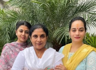 Suja Varunee Instagram - 🔥 We are ONE.. We are WOMEN 🔥 💪Be proud that we are💪 Blessed to be here with my in laws to Sai baba temple during the Women’s day. Happy women's day to all the brave & sweethearts out there.. God bless you all ❤️🙏 #womensday #womensmarch #womensupportingwomen #internationalwomensday #womensempowerment Shiridi Sia Baba Temple