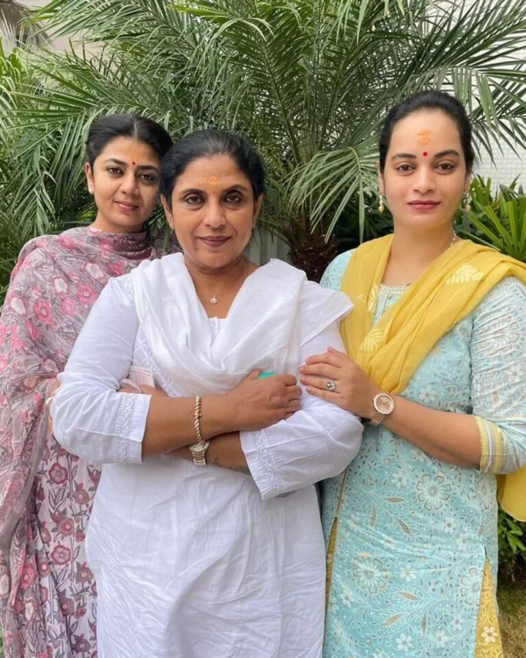 Suja Varunee Instagram - 🔥 We are ONE.. We are WOMEN 🔥 💪Be proud that we are💪 Blessed to be here with my in laws to Sai baba temple during the Women’s day. Happy women's day to all the brave & sweethearts out there.. God bless you all ❤️🙏 #womensday #womensmarch #womensupportingwomen #internationalwomensday #womensempowerment Shiridi Sia Baba Temple