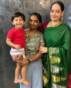 Suja Varunee Instagram - 🥰 In cloud nine when I get to meet my role model for acting.. the one & only rajamaatha @meramyakrishnan garu 😍❤️ A lovely day to cherish ❤️ My saree drapist @dhaministylistartistry darling ❤️ #lovelyday #memories #rolemodel #ramyakrishnan #familywedding #weddingvibes #positivevibes Chennai, India