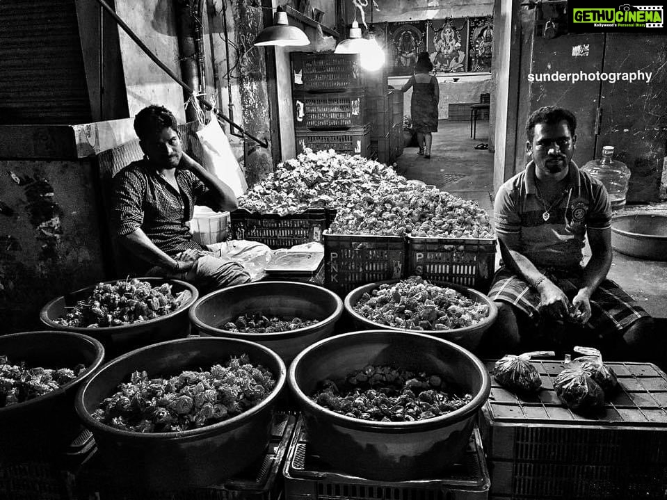 Sunder Ramu Instagram - #shotoniphone #streetphotograohy #chennai #india #bazaar