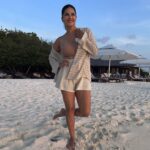 Sunny Leone Instagram - Sunset on this pretty island!! Outfit @__madeforher__ styled by @hitendrakapopara Assisted by @sameerkatariya92 @tanyakalraaa @SIGNATURECOLLECTIONMALDIVES @HIDEAWAYBEACHMALDIVES @ASYOUPLAN Hideaway Beach Resort & Spa Maldives