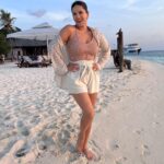 Sunny Leone Instagram – Sunset on this pretty island!! 

Outfit @__madeforher__ 
styled by @hitendrakapopara Assisted by @sameerkatariya92 @tanyakalraaa

@SIGNATURECOLLECTIONMALDIVES 
@HIDEAWAYBEACHMALDIVES 
@ASYOUPLAN Hideaway Beach Resort & Spa Maldives