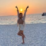 Sunny Leone Instagram – Sunset on this pretty island!! 

Outfit @__madeforher__ 
styled by @hitendrakapopara Assisted by @sameerkatariya92 @tanyakalraaa

@SIGNATURECOLLECTIONMALDIVES 
@HIDEAWAYBEACHMALDIVES 
@ASYOUPLAN Hideaway Beach Resort & Spa Maldives