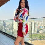 Sunny Leone Instagram - Eat your heart out baby!! Outfit @labelnupurgupta @styledivacouture clutch @quirkytalesbyrima styled by @hitendrakapopara Assisted by @sameerkatariya92 @tanyakalraaa HMU @jeetihairtstylist @richie_muah #anamika @mxplayer promotions