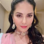 Sunny Leone Instagram - It’s a night to shine in this lovely outfit. Outfit @archanakochharofficial Jewelry - @kushalsfashionjewelelry @rubansaccessories styled by @hitendrakapopara Assisted by @sameerkatariya92 hair @jeetihairtstylist make up @richie_muah