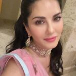 Sunny Leone Instagram - It’s a night to shine in this lovely outfit. Outfit @archanakochharofficial Jewelry - @kushalsfashionjewelelry @rubansaccessories styled by @hitendrakapopara Assisted by @sameerkatariya92 hair @jeetihairtstylist make up @richie_muah