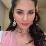 Sunny Leone Instagram - It’s a night to shine in this lovely outfit. Outfit @archanakochharofficial Jewelry - @kushalsfashionjewelelry @rubansaccessories styled by @hitendrakapopara Assisted by @sameerkatariya92 hair @jeetihairtstylist make up @richie_muah