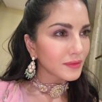 Sunny Leone Instagram - It’s a night to shine in this lovely outfit. Outfit @archanakochharofficial Jewelry - @kushalsfashionjewelelry @rubansaccessories styled by @hitendrakapopara Assisted by @sameerkatariya92 hair @jeetihairtstylist make up @richie_muah