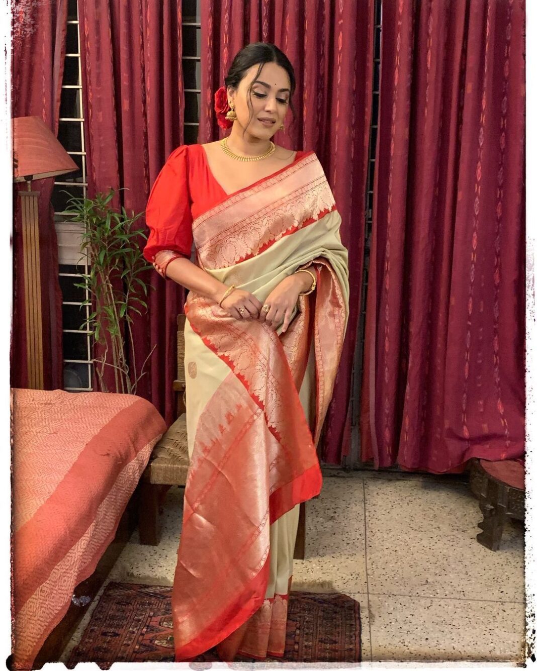 Swara Bhaskar Instagram - Mom’s wardrobe will never let you down! ❤️ Aaaah also @bhoomilogy ‘s impeccable taste! 🤗✨ @irabhaskar9 🤗😘 P.s. jewellery also Ma’s.. . Make up: @makeupbypoojagosain Hair: @lawangtamang95 @anukaushikstudio