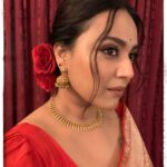 Swara Bhaskar Instagram – Mom’s wardrobe will never let you down! ❤️ Aaaah also @bhoomilogy ‘s impeccable taste! 🤗✨
@irabhaskar9 🤗😘
P.s. jewellery also Ma’s..
.
Make up: @makeupbypoojagosain 
Hair: @lawangtamang95 @anukaushikstudio