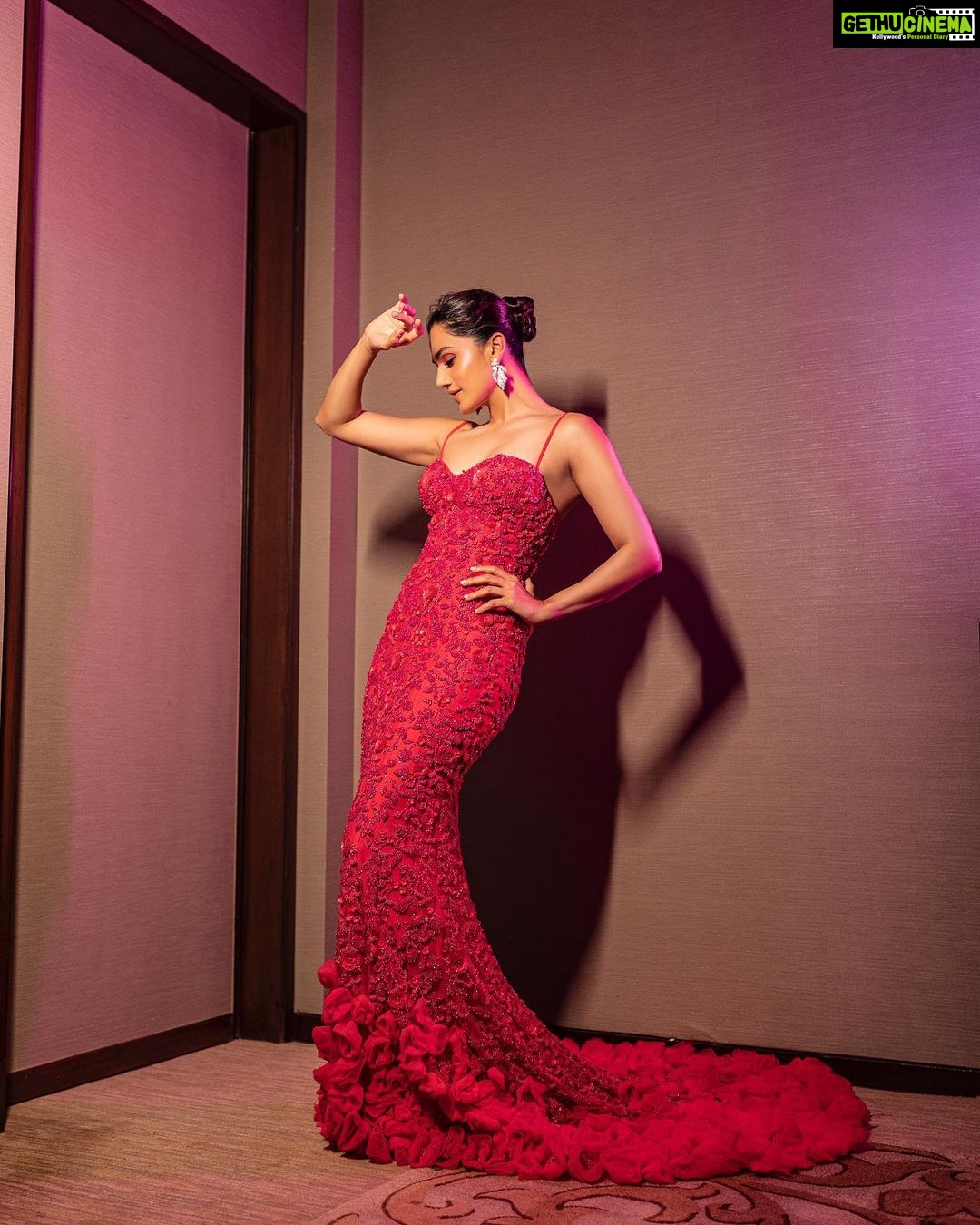 Taapsee Pannu Instagram - Say “Hello” ! #LastEvening #HelloHallOfFame