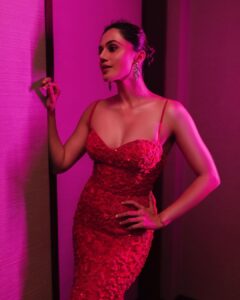 Taapsee Pannu Instagram - Say “Hello” ! #LastEvening #HelloHallOfFame