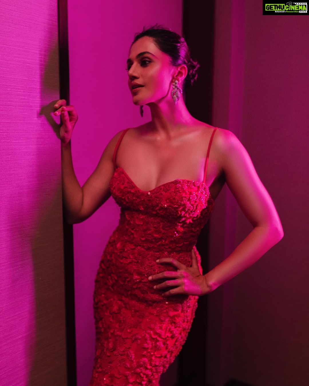 Taapsee Pannu Instagram - Say “Hello” ! #LastEvening #HelloHallOfFame