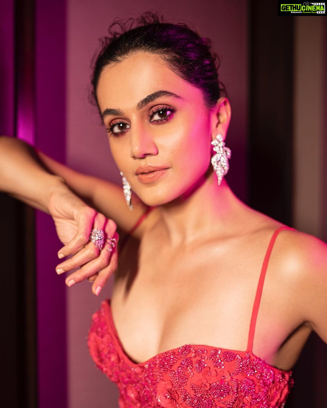 Taapsee Pannu Instagram - Say “Hello” ! #LastEvening #HelloHallOfFame
