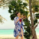 Tamannaah Instagram - Could get used to lunch time looking like this🌊☀️🏖🍔 @movenpickkuredhivarumaldives #movenpickmaldives #movenpickkuredhivarumaldives #wemakemoments @oneaboveglobal Mövenpick Resort Kuredhivaru Maldives