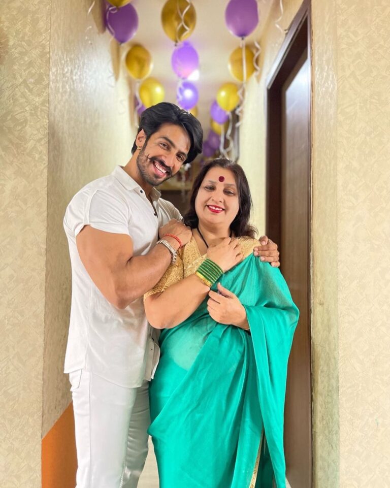 Thakur Anoop Singh Instagram - A big thank you to my beautiful family and beautiful friends for making my birthday much more special to me last evening. I am totally re Living the moment right now. I’d also like to thank all of you personally who posted birthday wishes for me on their stories and even messaged and called me pesonally. Love you all. ❤️ @poonamithakur #Indrajeetsinghthakur @thakurarjunsingh___ @trupti_thakur @snehagupta28 @sangaytsheltrim @shiwangi_gupta #Thakuranoopsingh