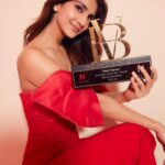 Vaani Kapoor Instagram - This one’s special ✨ Thank you @nexbrands.inc for honouring me with ‘The Extraordinaire- Entertainer of the Year Award’ for #ChandigarhKareAashiqui ❤️✨ #BrandVisionSummit #brandvisionsummit2022 #extraordinaire #nexbrandsinc #NexBrands #TheChangeMakers