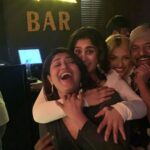 Vanitha Vijayakumar Instagram - Whatta fun night...old friends catching up and meeting new ones...with my #biggboss #realboss @pradeepmilroy @aparna_varadharajan #biggbosstamil #bbultimate