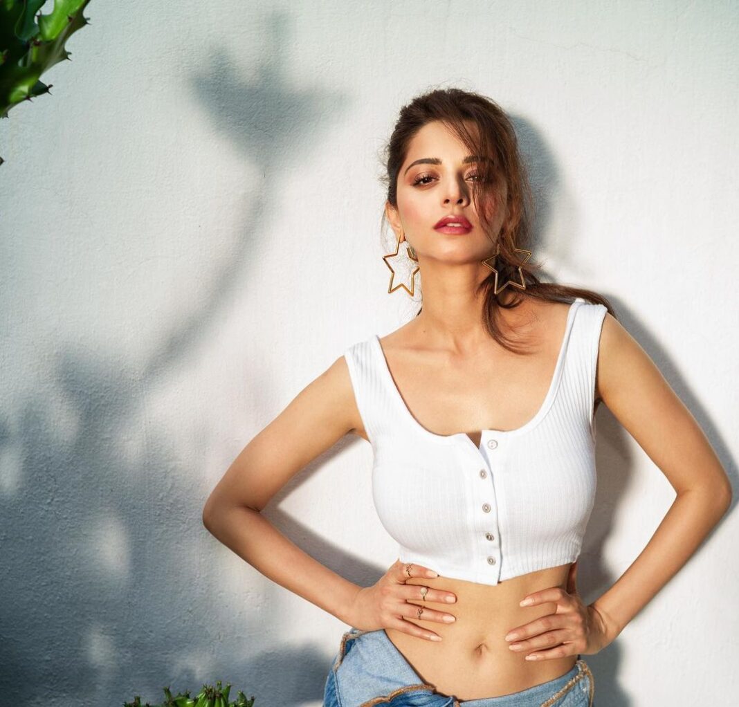 Vedhika Instagram - Stare at your challenge and give it a wink 😉 📸 #AbhaySingh. 💄hmu @eltonjfernandez Style @divyakdsouza @poojagulabani @krishnakami