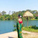 Vidisha Instagram - 🥰 . . @officialjoshapp . . #nature #betweenthescenes #sari #beauty #beautifulsong #love #sunrahihusudhbudhkhoke #vidisha #vidishasrivastava