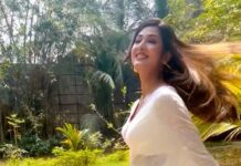 Vidisha Instagram - This music has a beautiful feel… . . . @officialjoshapp . #mohabbatein #love #music #white #sari #vidisha #bgph