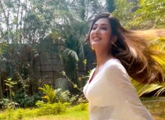 Vidisha Instagram - This music has a beautiful feel… . . . @officialjoshapp . #mohabbatein #love #music #white #sari #vidisha #bgph