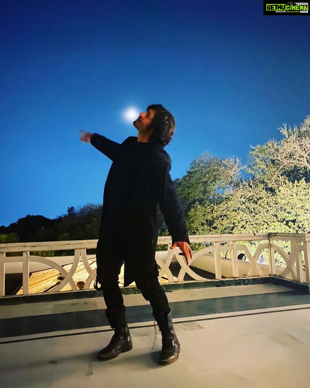 Vidyut Jammwal Instagram - Dancing with the moon …