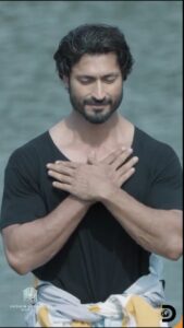 Vidyut Jammwal Instagram - A warrior is someone who knows how to experience all their emotions to the fullest. Join me in my quest to find #IndiasUltimateWarrrior 

Watch now on @discoveryplusin @discoverychannelin
@bazinga_ent
#ITrainLikeVidyutJammwal