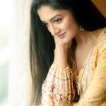 Vimala Raman Instagram - A little goes a long way ✨ #shootorganiser @rrajeshananda #photographer @camerasenthil #makeup @makeupibrahim #hairstylist @vijayaraghavan_hairstylist3133 #assistance @yasinhairstylist #location @courtyardchennai . . . #latest #shoot #simplicity #mininal #casual #pictureoftheday #shootlife #photography #light #yellow #actor #actorslife #actress #vimalaraman #lifeisgood