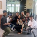 Vimala Raman Instagram - In between shoot … Give me some trending fun with the best team 🤣🤣 u guys rockeddd 😘❤️ @makeupibrahim @hairstylists_vijayraghavan @rrajeshananda @camerasenthil @yasinhairstylist #partition #beyonce #trendingreels #trending #reels #reelitfeelit #reelsinstagram #dreamteam #crew #instareels #shootlife #shoot #actor #actress #vimalaraman