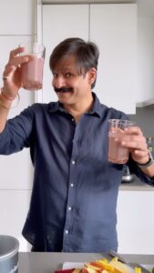 Vivek Oberoi Instagram - Always a fun time making smoothies in my kitchen 🧉

@vondereurope 
#staywithvonder #livingindubai #belocal #yummyinmytummy