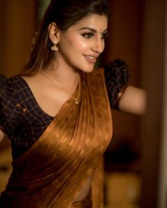 Yaashika Aanand Instagram - Nalla iruka ? 😅 
📸 @camerasenthil 
💄 @jeevithamakeupartistry 
Saree @ivalinmabia
Organised by @rrajeshananda

.
.
.
.
.
.
,
..
.
#yashika #yashikaanand #yashikaannand #biggbosstamil #biggboss #kadamaiyaisei #irutuaraiyilmurattukuthu #dhuruvangalpathinaaru