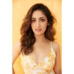 Yami Gautam Instagram - ☀️💛 #DasviPromotions Styling: @alliaalrufai @shubhangini_gupta @summersomewhereshop Makeup: @mitalivakil Hair: @sajzdot Photographer: @kadamajay