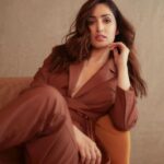 Yami Gautam Instagram – The most effective way to do it, is to do it. 
– Amelia Earheart
🤎

Styling: @appapop
@alliaalrufai
@shubhangini_gupta
Hair: @sajzdot
Makeup: @guyguia
Photographer: @kadamajay