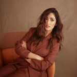 Yami Gautam Instagram – The most effective way to do it, is to do it. 
– Amelia Earheart
🤎

Styling: @appapop
@alliaalrufai
@shubhangini_gupta
Hair: @sajzdot
Makeup: @guyguia
Photographer: @kadamajay