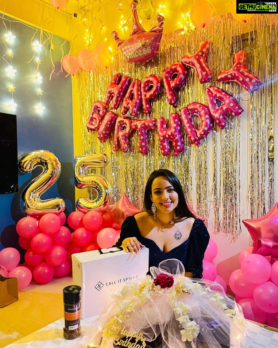Aanchal Munjal Instagram - Itβs my Birthdayyyyyy !!!!! π₯³π₯³π₯³ I wanna thank my Maa, my Lifeline, my literally EVERYTHING for arranging the BEST birthday of my life !!!!!! π§Ώ @theanunarang β€οΈ Your surprises were beyond, unimaginably Divine Maa. π I also wanna thank ALL my friends, my well wishers, my fans for alwayssss showering SO much love on me !!! ππ»π§π»ββοΈπ Iβm beyond grateful for alll the wishes & love. π Lonavala Hill Station