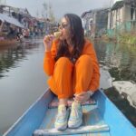 Aanchal Munjal Instagram – Those who know me, know that water makes me happy to ‘another’ level. It just instantly calms my soul down & this Shikara ride was insanely beautiful. 😍🧡
Wearing @griffelindia 🧚🏻‍♀️