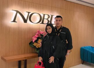 Aaron Aziz Instagram - Hi Dar, hope you like your present. Welcome to the 40s club. Byk benda I bersyukur sangat kpd ALLAH in my life. You have been my pillar of strength, the backbone of the family, the heart during times when I just felt like giving up, the alarm in constant reminder to do good and sedekah to the needy n less fortunate. Your love n patience is so great at times I wonder how you handle my nonsense and temper. Never once have I heard you say or curse a bad word when we fight. You are really my ticket to Jannah. May ALLAH reward you greatly with eternal peace in the highest Jannah. Love you Dar I hope you can forgive all my short comings continue to love me as you do. I can’t promise that I will be there for you for the rest of your life but I can promise that I’ll love you for the rest of mine. Happy Birthday my love @diyanahalik May ALLAH keep us and our family forever in HIS blessings. Ameen Ya Rabbala’lamin. From your husband AA.