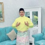 Aaron Aziz Instagram - 2 tahun tak dapat Raya di kampung so tahun korang pakai baju warna apa? Dapatkan Baju Melayu Aaron Aziz by @jakeltextile butang dan Sampin percuma #jakelbarulahraya #bajumelayuslimfit #bajumelayupesak #ingatkainingatjakel #ingatrayaingatjakel #rayaserayarayanya #jakelwarnawarniaidilfitri