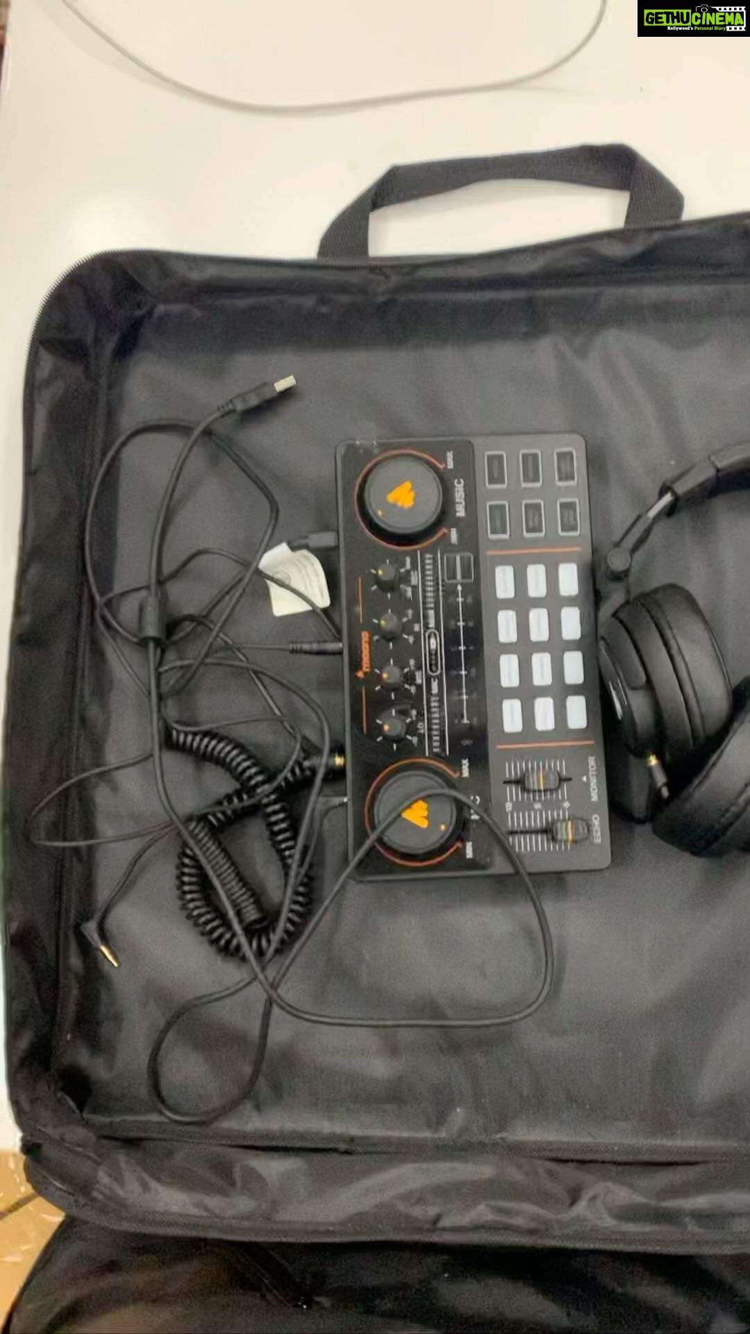 Aaron Aziz Instagram - Siapa nak mixer ni siap dgn headphone boleh comment. Dgn headphone saya jual RM500. Baru je beli cuma rasa pointless utk saya.