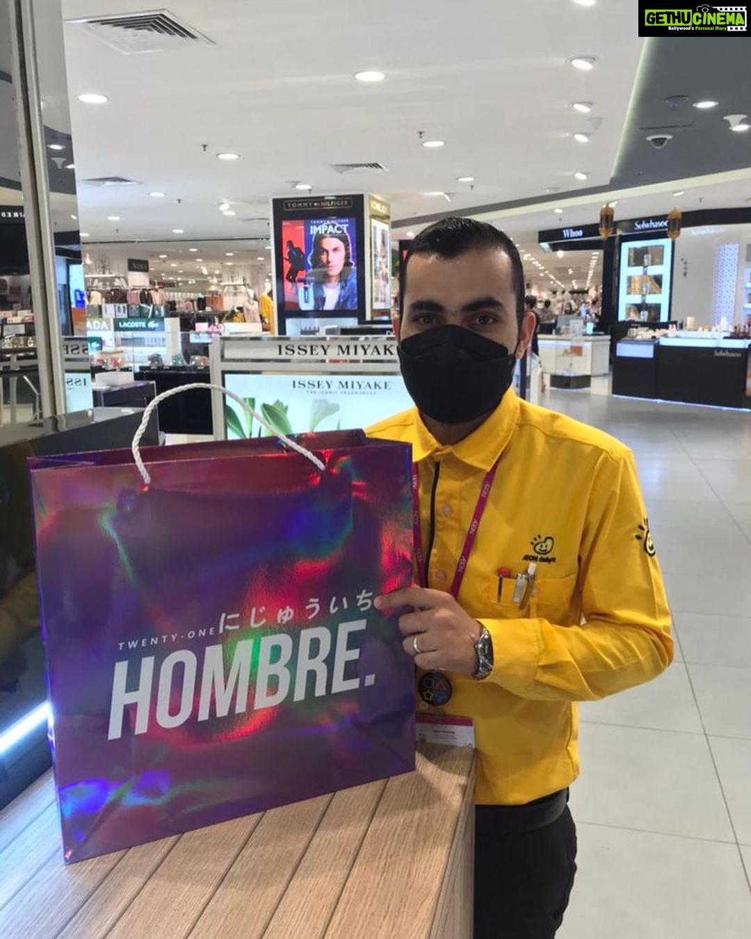 Aaron Aziz Instagram - Thank you semua for supporting @wearehombremy di Aeon Mid Valley. Semoga korang have a blessed Raya dan bahagia disamping keluarga tersayang. Yg balik kampung drive carefully. @hombretwentyone