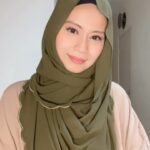 Aaron Aziz Instagram - Masya Allah Tabarakallah! Lush Tulips are in Singapore now!! This Lush (snood) really manis. Love the simple yet detailed embroidery! 12 colours avail (But i heard 1-2 colours are Out already 🙏🏽) For those in Singapore, DM us @diyanahalikcom to purchase asap. Insya Allah we can deliver it to u before Raya (Or self collect) Alhamdulilah 🤲🏽