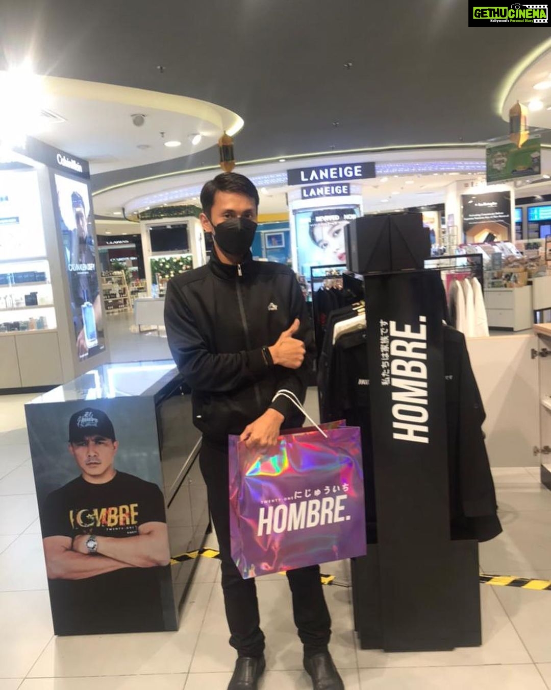 Aaron Aziz Instagram - Thank you semua for supporting @wearehombremy di Aeon Mid Valley. Semoga korang have a blessed Raya dan bahagia disamping keluarga tersayang. Yg balik kampung drive carefully. @hombretwentyone