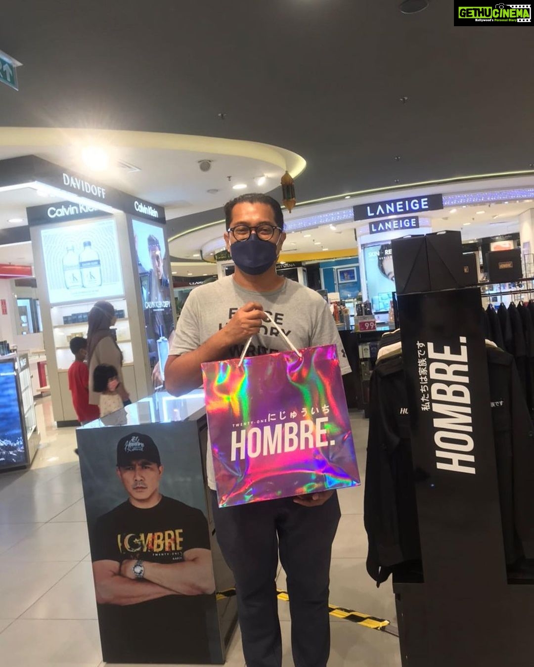Aaron Aziz Instagram - Thank you semua for supporting @wearehombremy di Aeon Mid Valley. Semoga korang have a blessed Raya dan bahagia disamping keluarga tersayang. Yg balik kampung drive carefully. @hombretwentyone