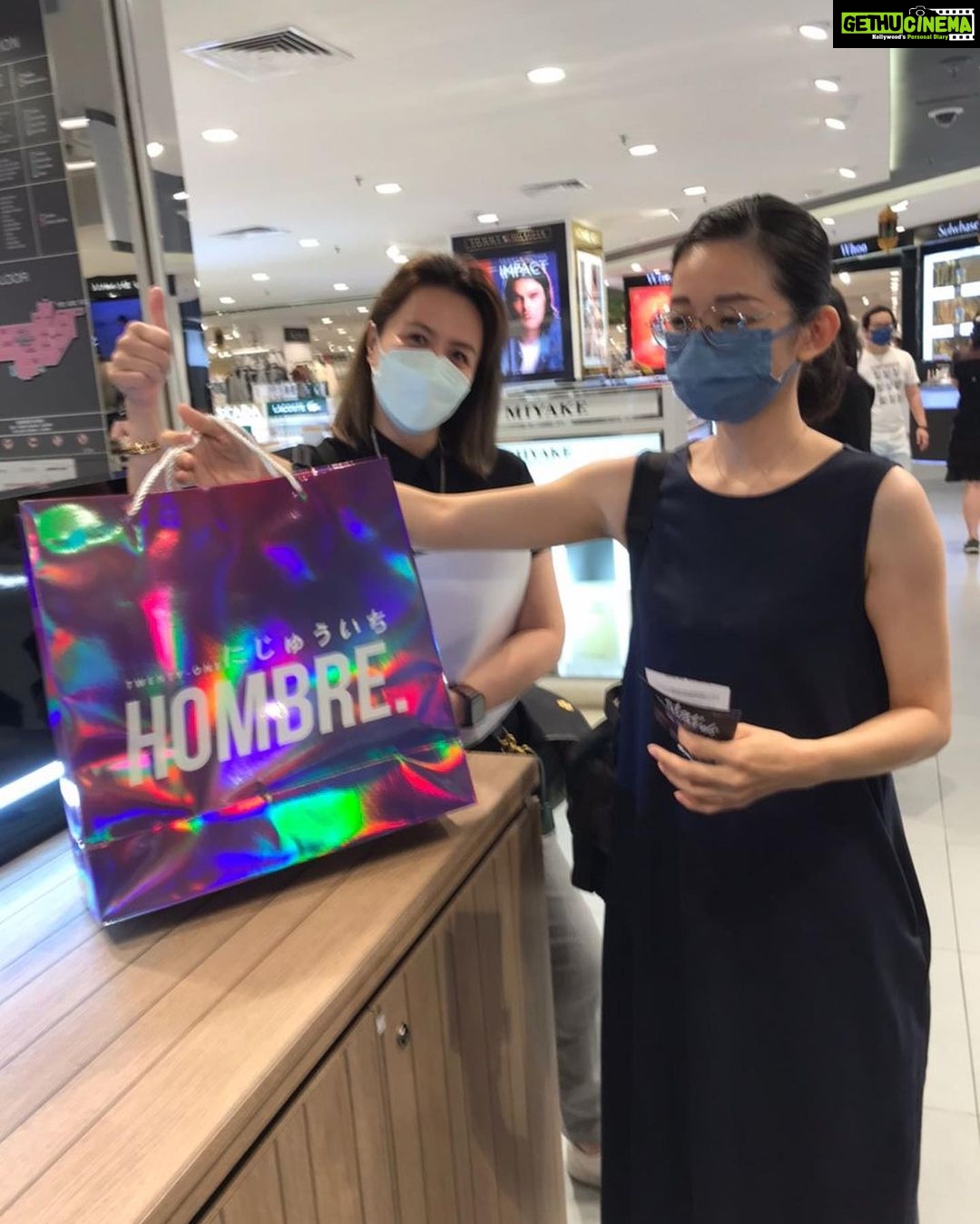 Aaron Aziz Instagram - Thank you semua for supporting @wearehombremy di Aeon Mid Valley. Semoga korang have a blessed Raya dan bahagia disamping keluarga tersayang. Yg balik kampung drive carefully. @hombretwentyone